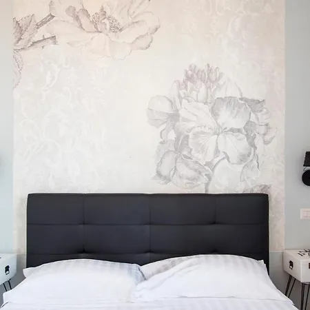 Youhosty - Correggio 12 * Milan